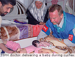 Medico TIPH assiste una partoriente durante il coprifuoco